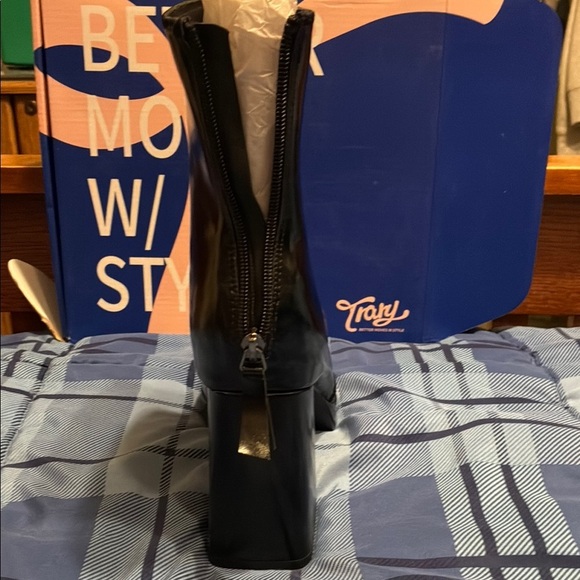 Trary Glossy Black Heeled Boots size 9.5 - Picture 5 of 8